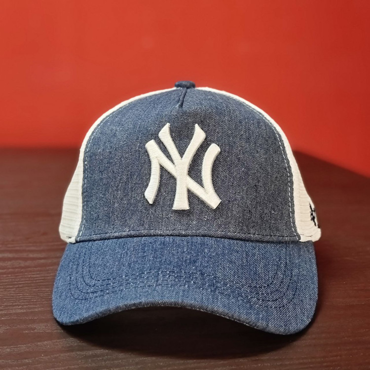 کلاه کپ نقابدار پشت توری